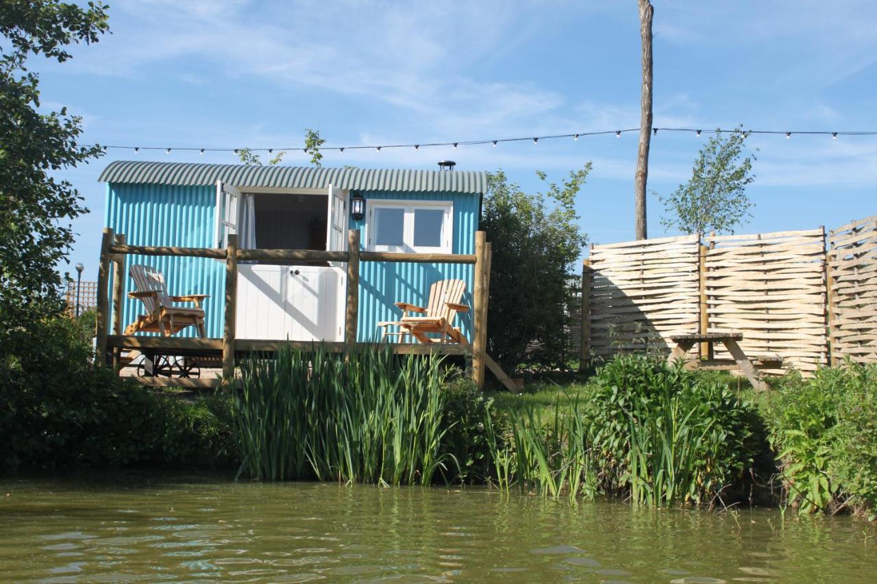 Отель Sumners Ponds Fishery & Campsite Хоршам Экстерьер фото