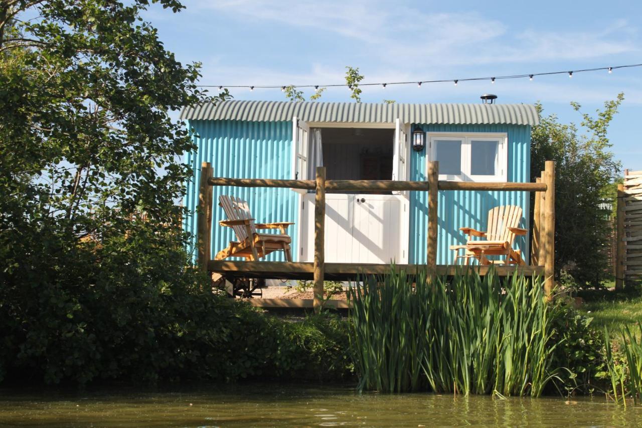 Отель Sumners Ponds Fishery & Campsite Хоршам Экстерьер фото