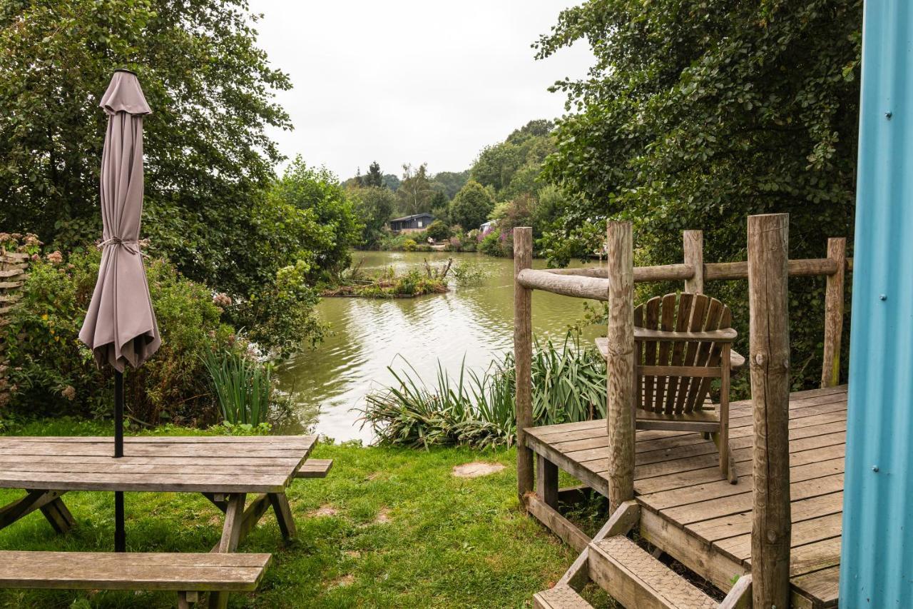 Отель Sumners Ponds Fishery & Campsite Хоршам Экстерьер фото